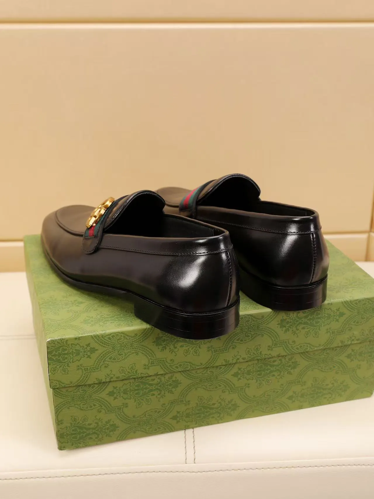 Men's men's shoes 💰440 🆘【GUCCI】Gucci ·🐂里· Hot-selling beanie shoes, top brand luxury, top quality, latest fashion beanie shoes.. The upper is made of original high mercerized smooth cow suede. (Full top-layer water-dyed 🐂 leather and lining). The original stylish and stylish soft rubber wear-resistant and non-slip outsole is light and comfortable on the foot, available in 2 colors! Matching code: 39-45 (38.46. Customized)